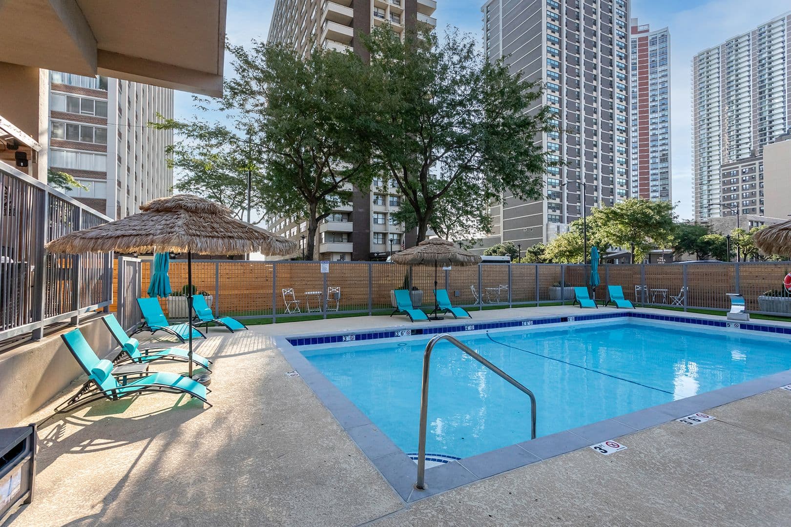Chicago Apartment: 6166 N Sheridan Rd