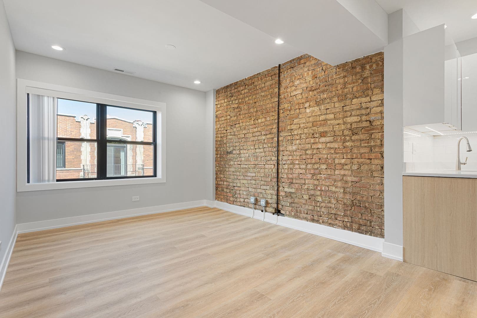 Chicago Apartment: 1548-1558.5 W Juneway
