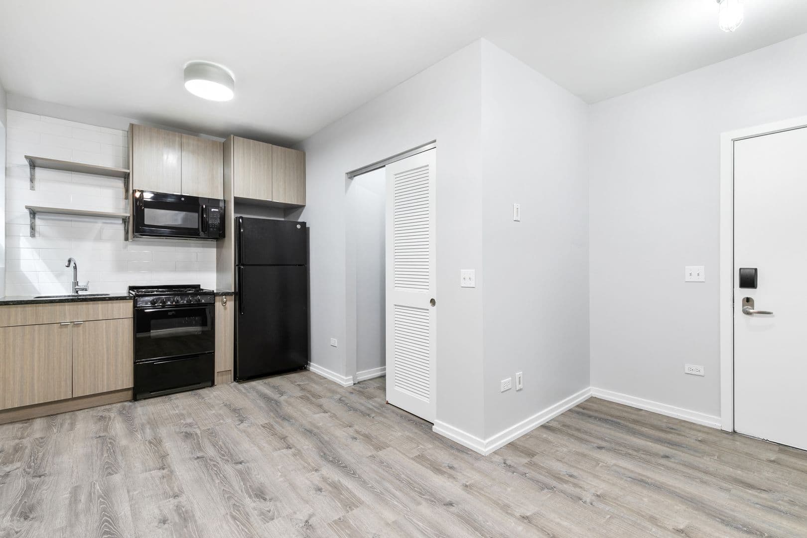Chicago Apartment: 4875 N Magnolia Ave