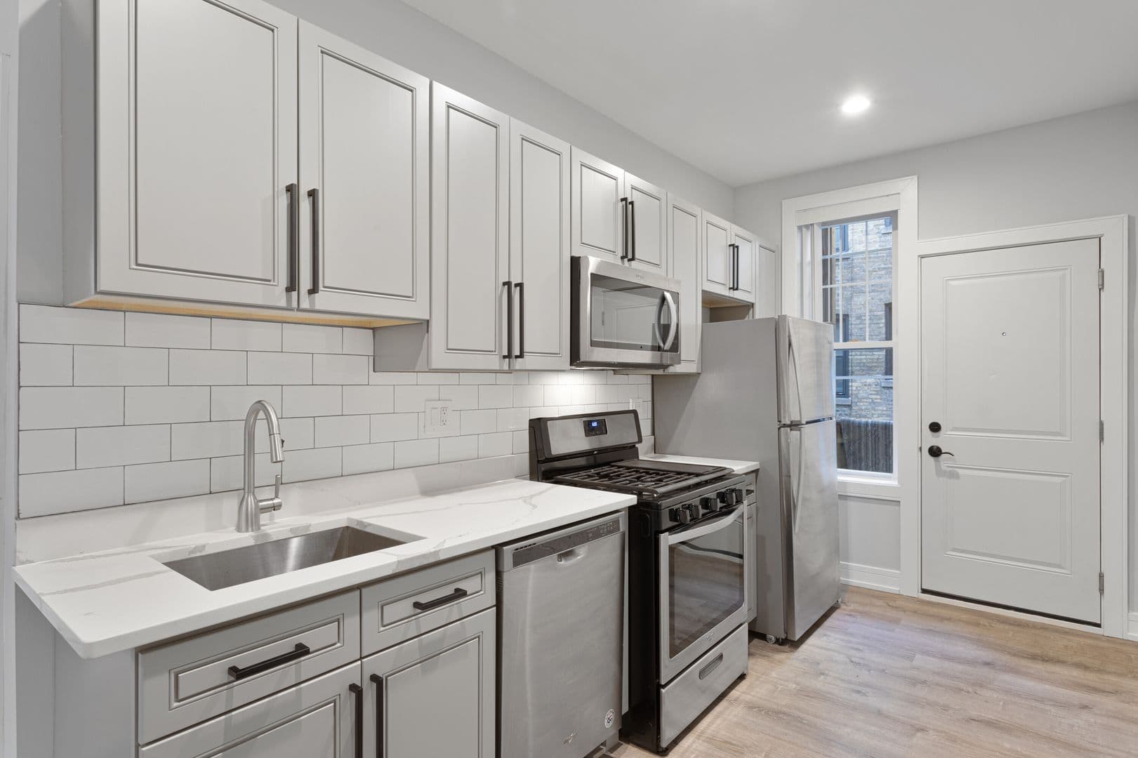 Chicago Apartment: 1902-1908 W Morse Ave