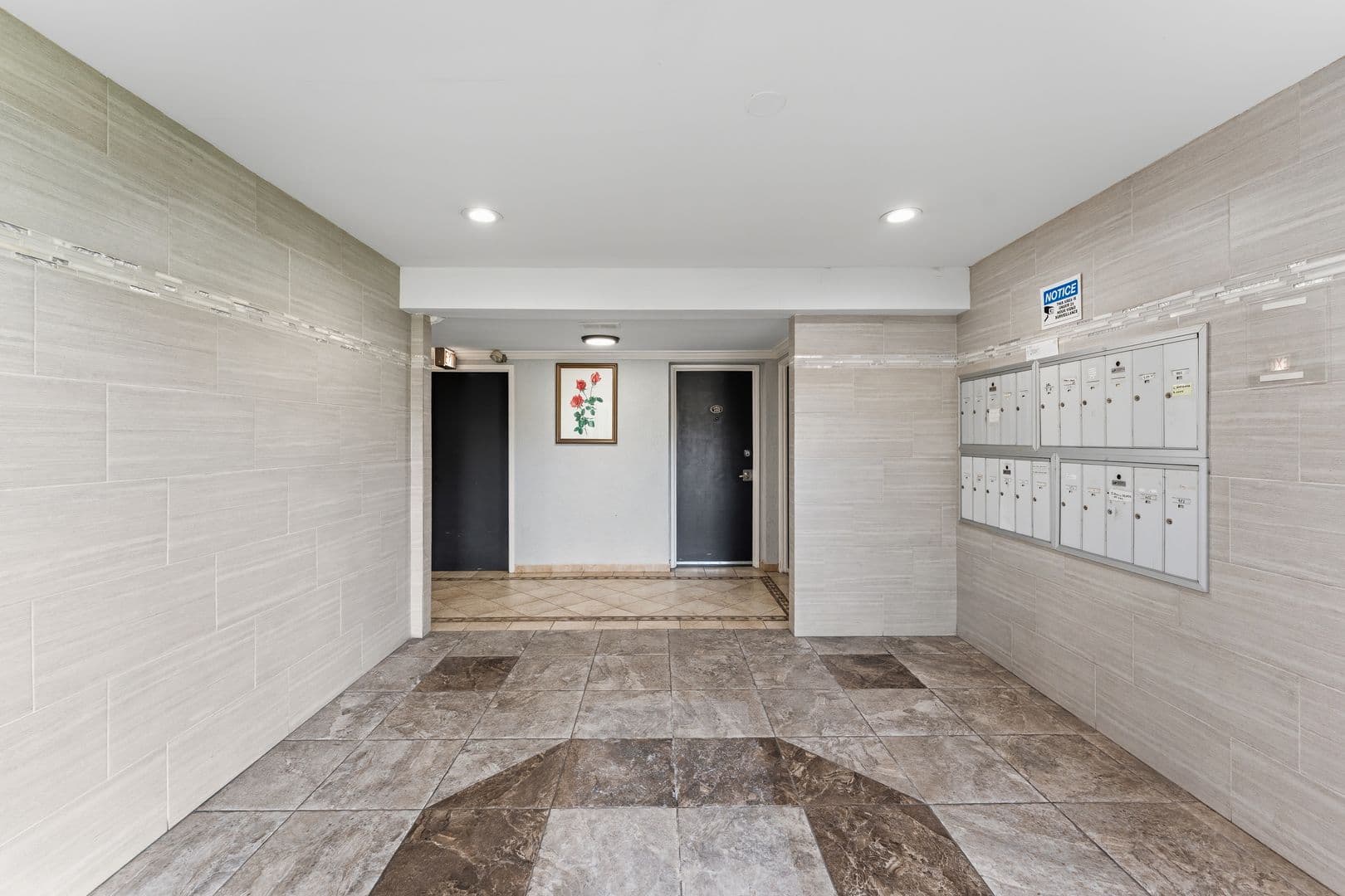 Chicago Apartment: 6826 N Ridge Blvd