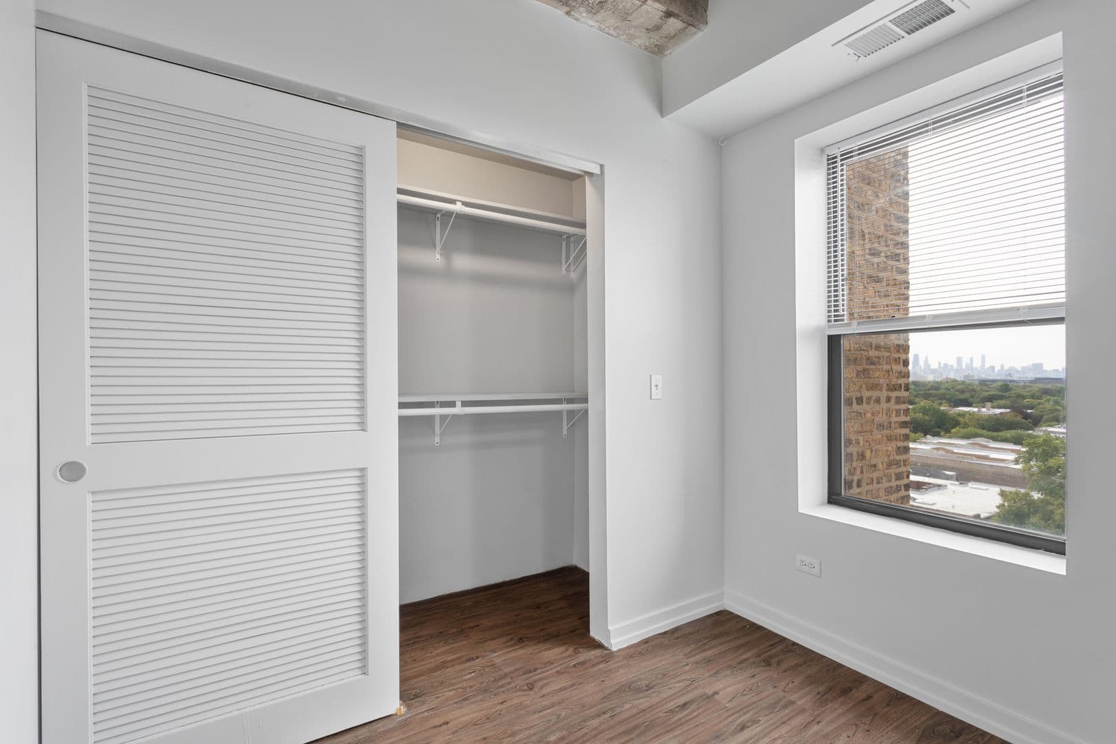 Chicago Apartment: 1325 W Wilson Avenue