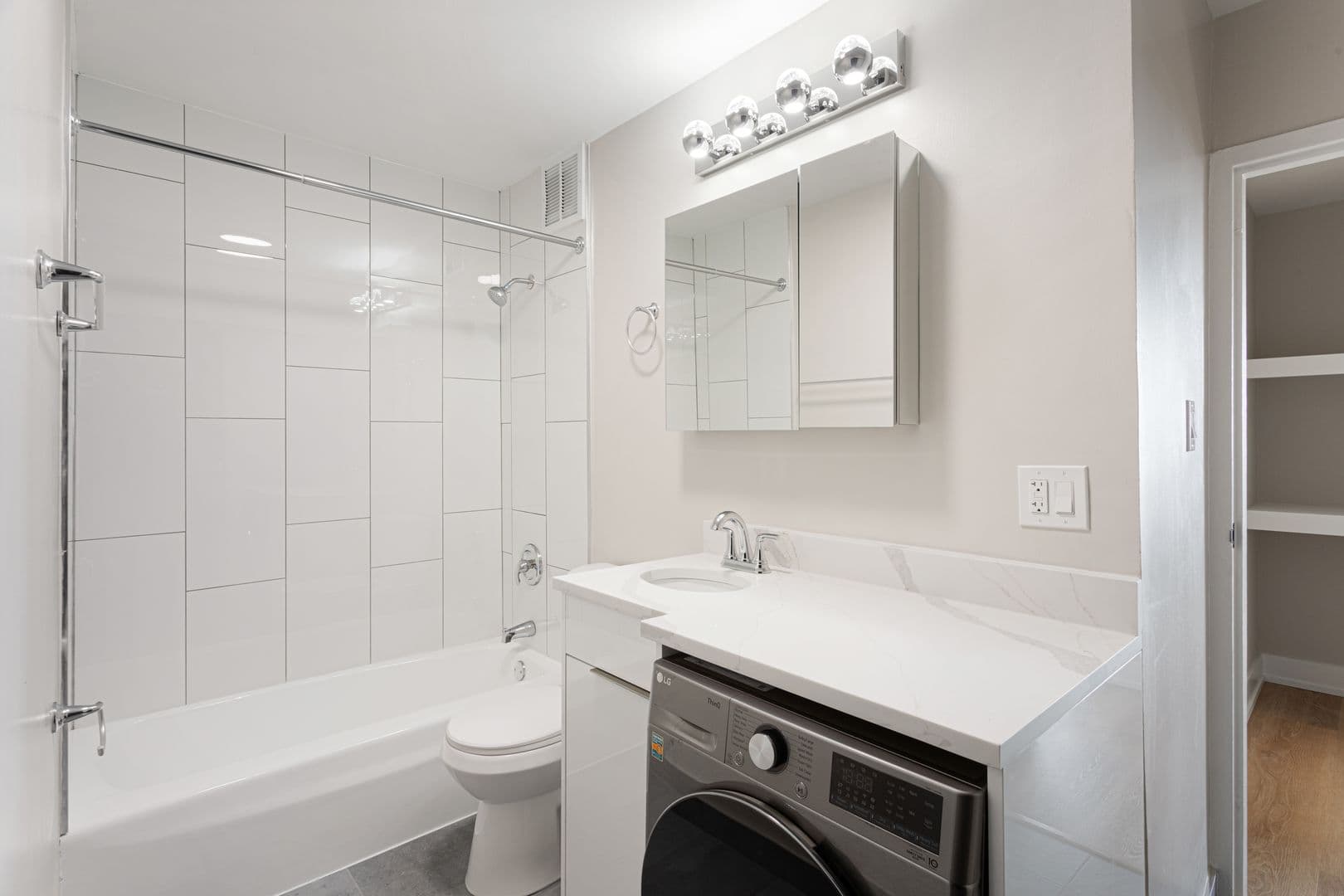 Chicago Apartment: 6166 N Sheridan Rd