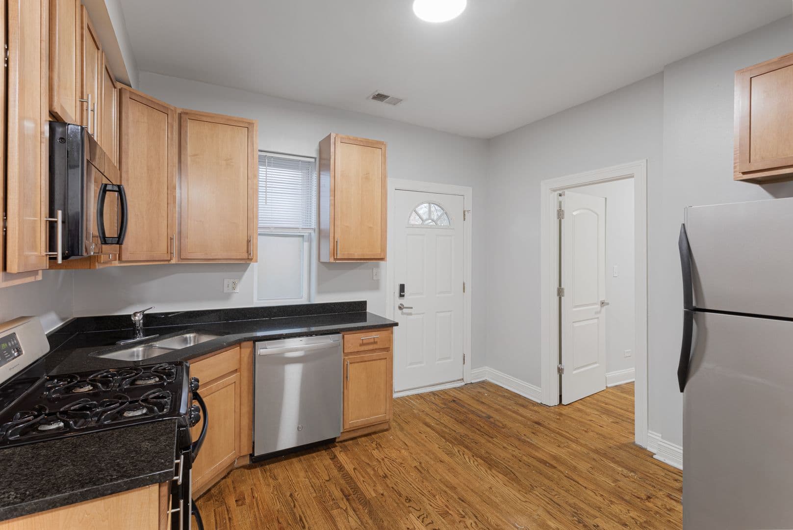 Chicago Apartment: 7320-30 N Damen Ave
