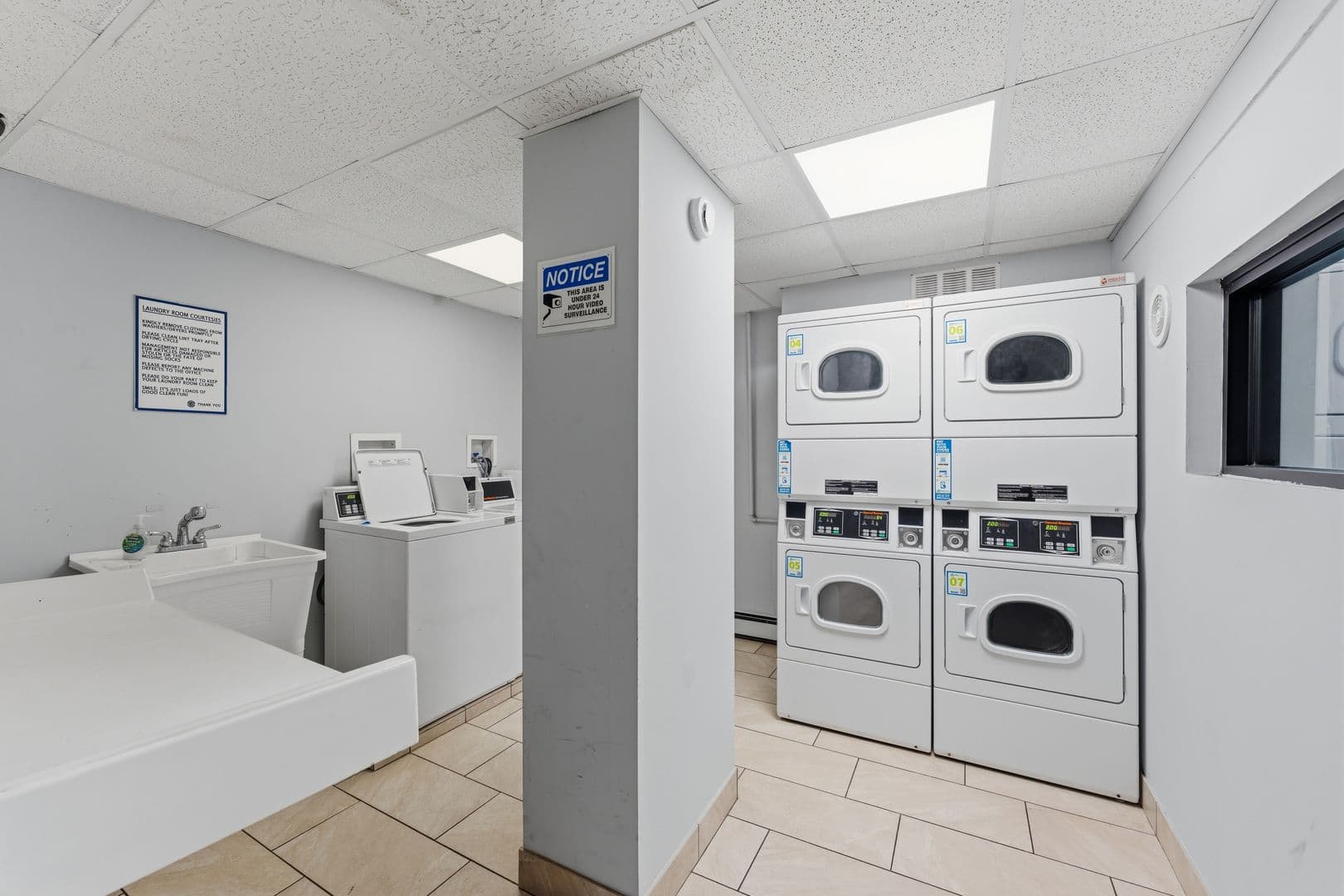 Chicago Apartment: 6826 N Ridge Blvd