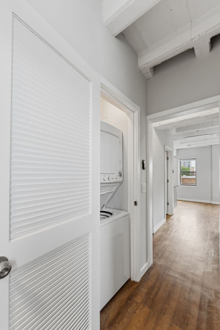 Chicago Apartment: 5718 N Winthrop Avenue