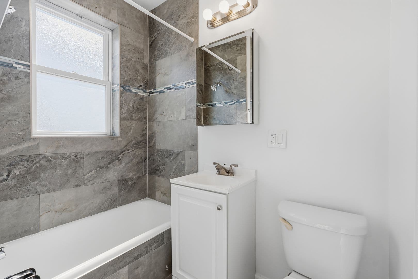 Chicago Apartment: 5710 N Winthrop