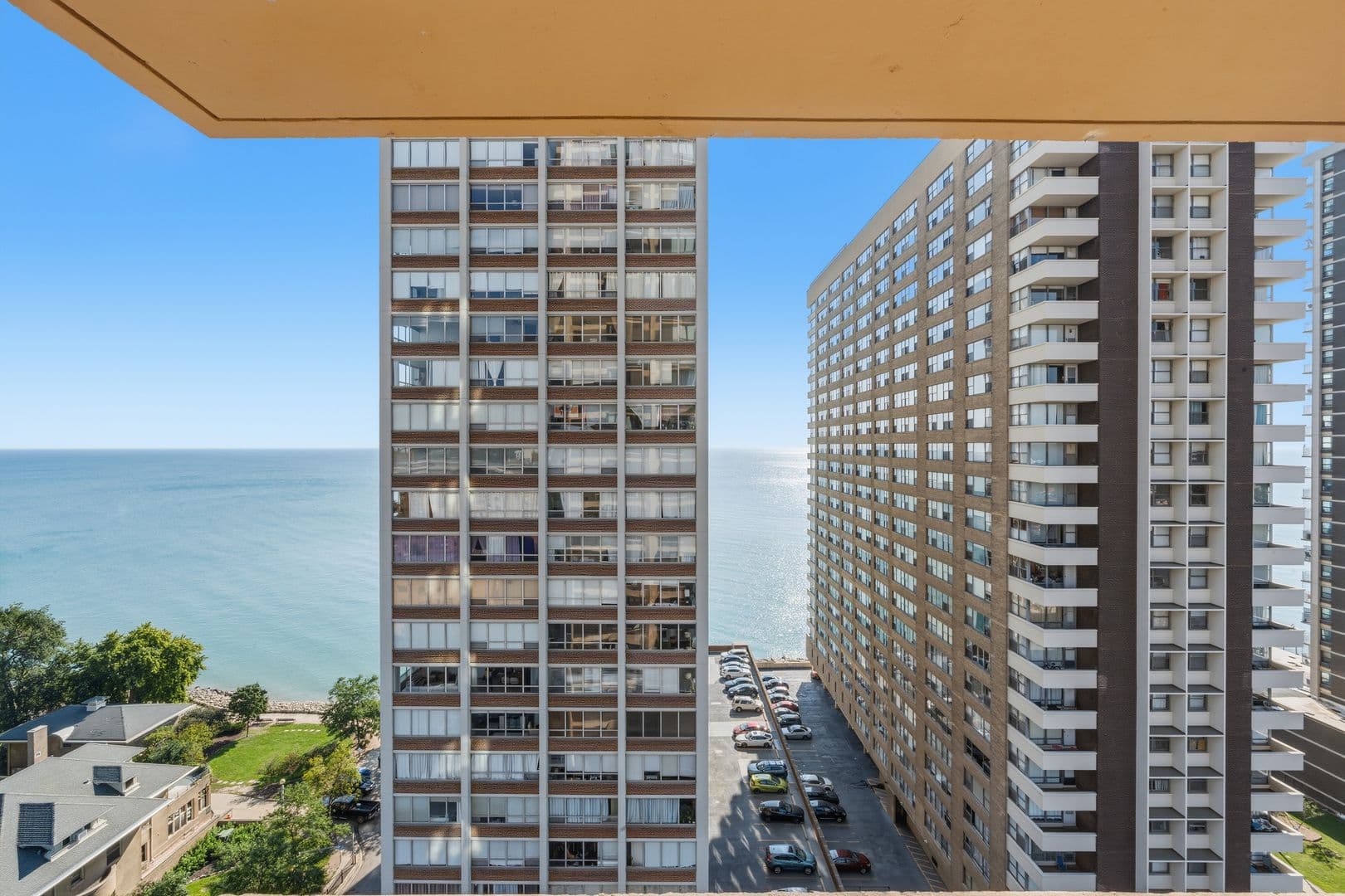 Chicago Apartment: 6166 N Sheridan Rd