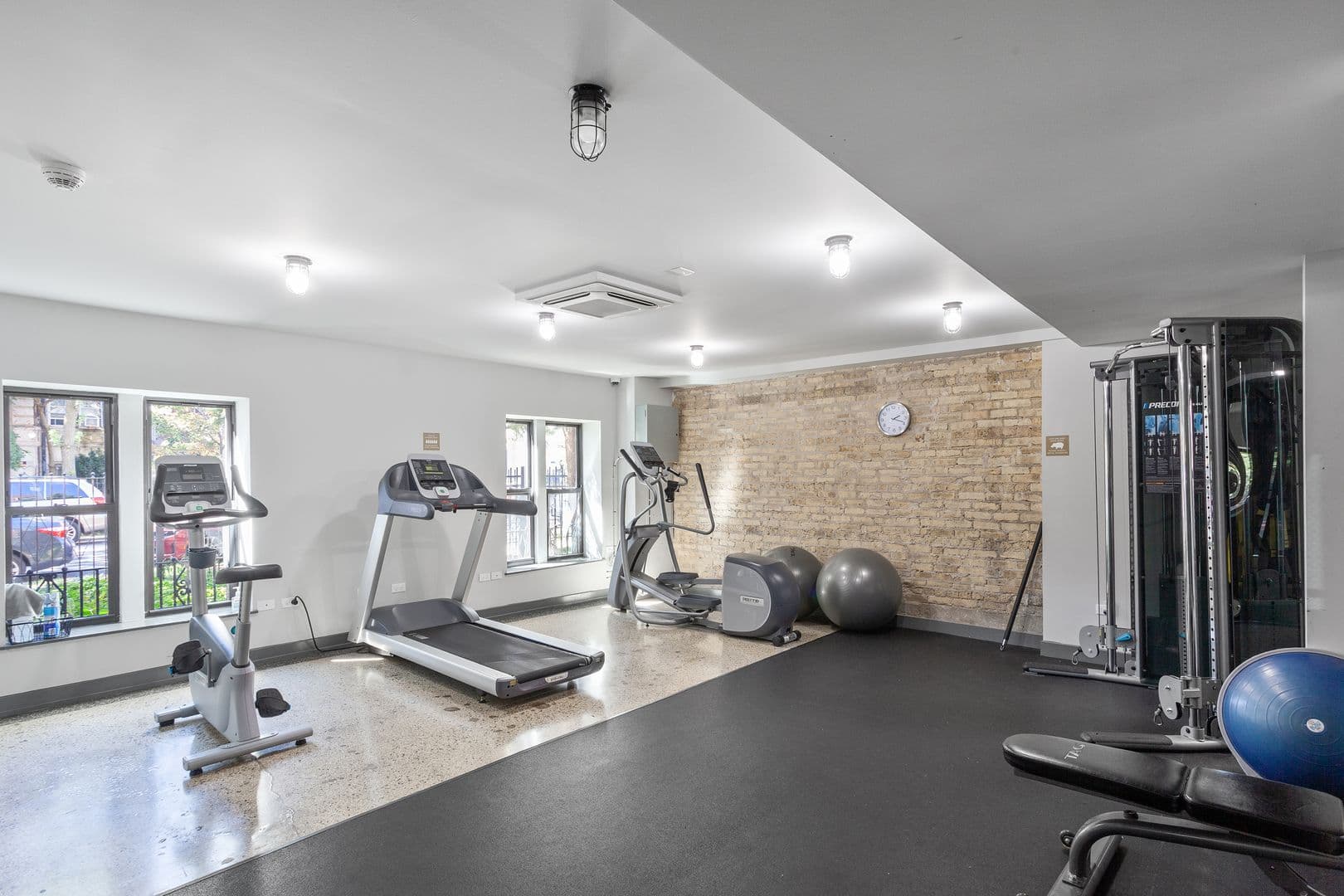 Chicago Apartment: 6019 N Winthrop Avenue