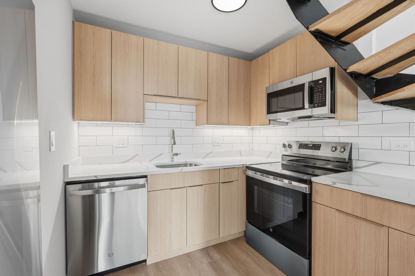 Chicago Apartment: 6166 N Sheridan Rd