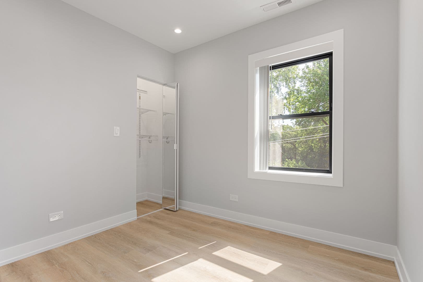 Chicago Apartment: 1548-1558.5 W Juneway