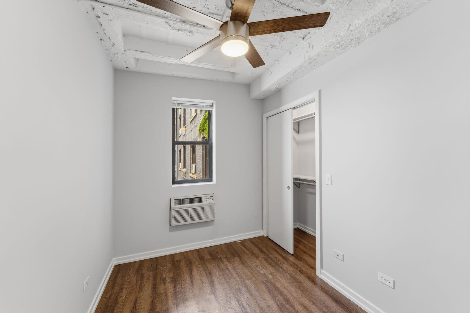 Chicago Apartment: 5718 N Winthrop Avenue
