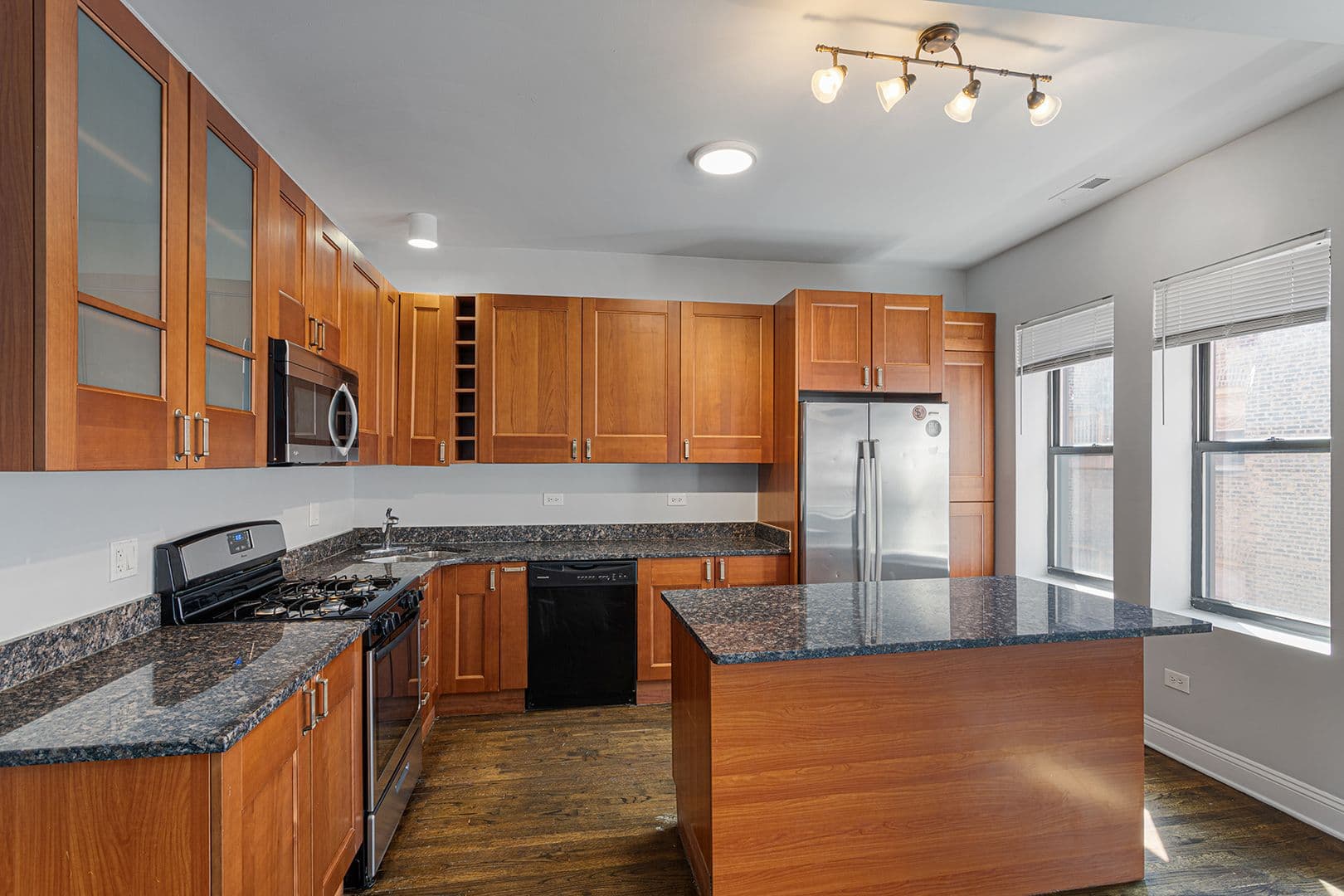 Chicago Apartment: 7526-7530 N Seeley Avenue