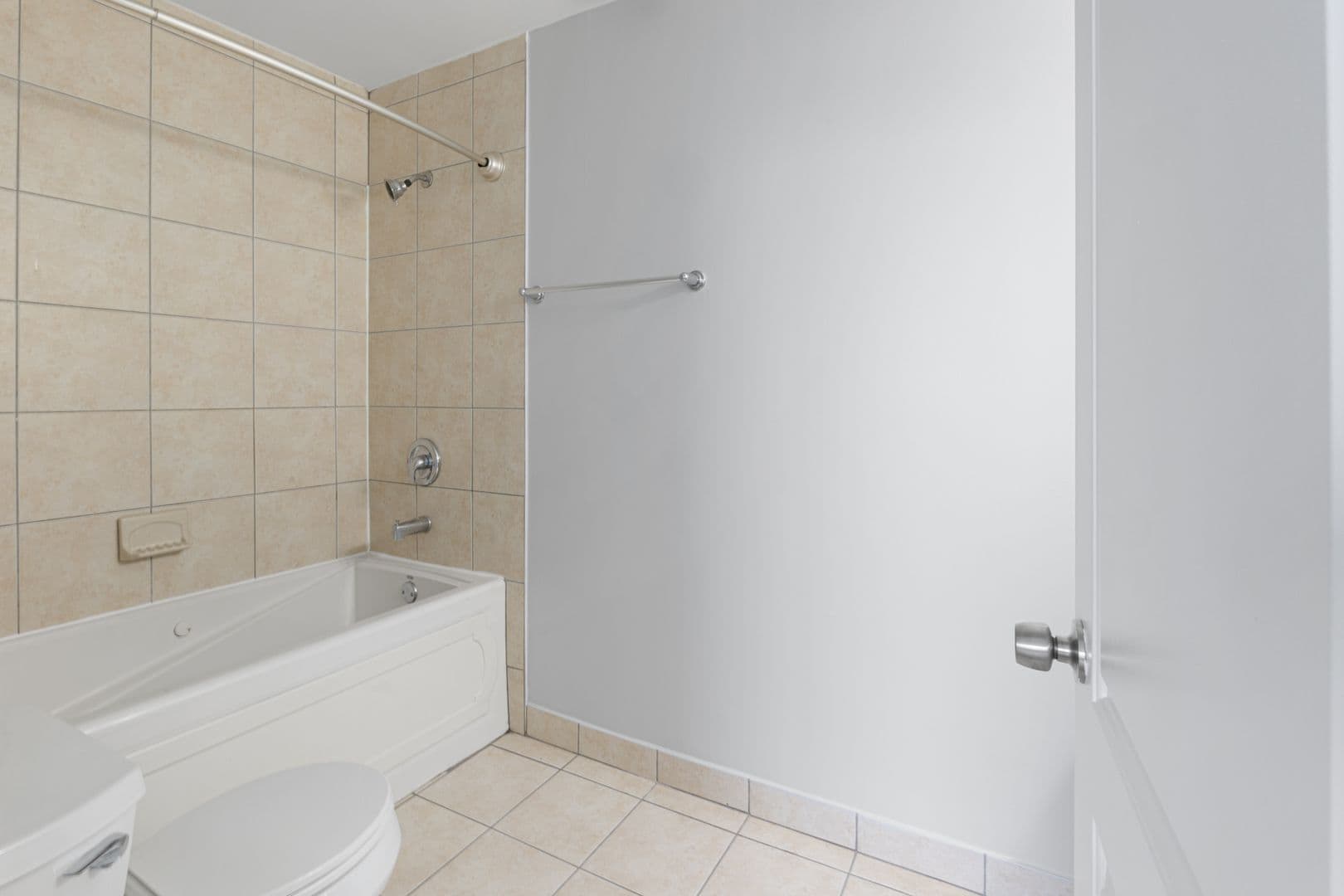 Chicago Apartment: 2451 W Howard Street