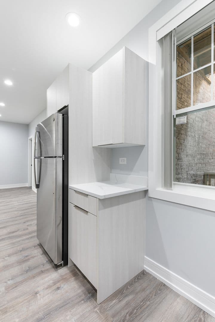 Chicago Apartment: 1902-1908 W Morse Ave
