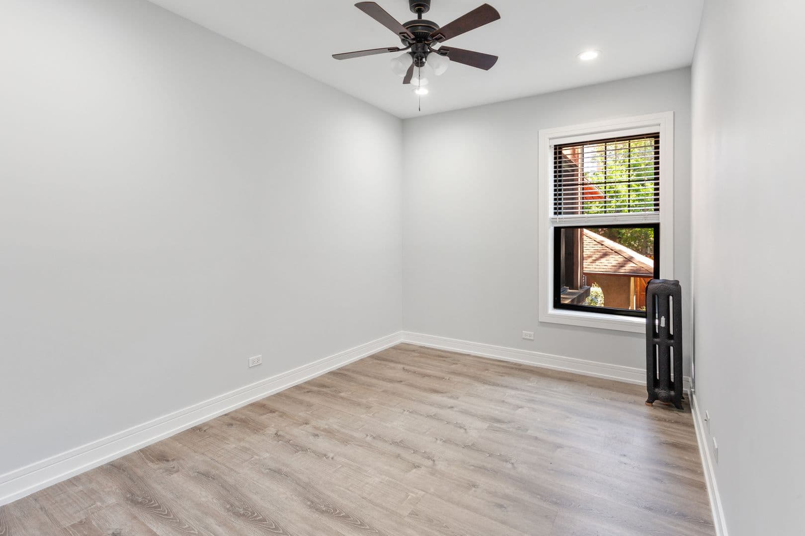 Chicago Apartment: 6100-6118 N Winthrop Ave