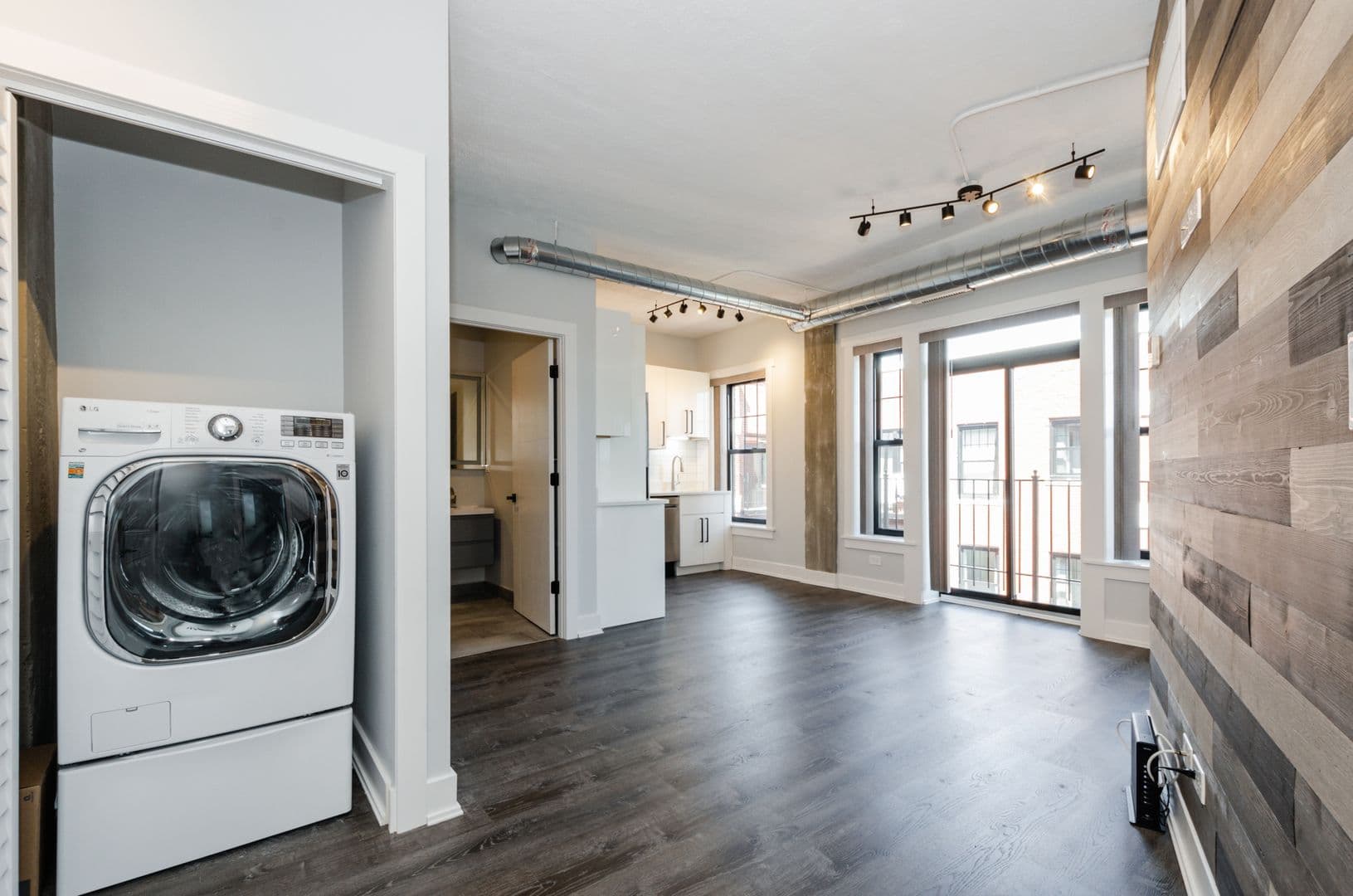 Chicago Apartment: 7645 N Sheridan Rd