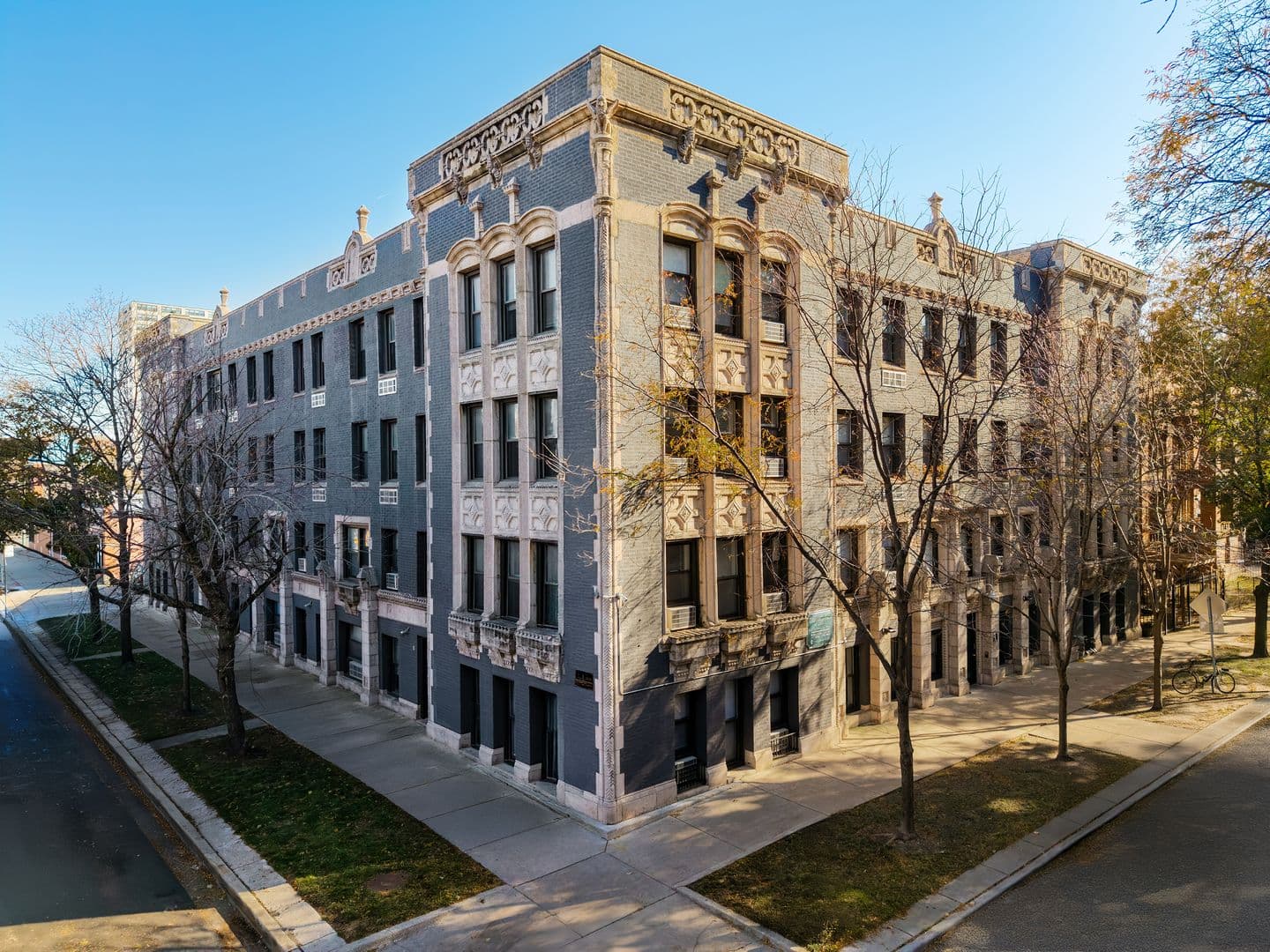 Chicago Apartment: 4875 N Magnolia Ave