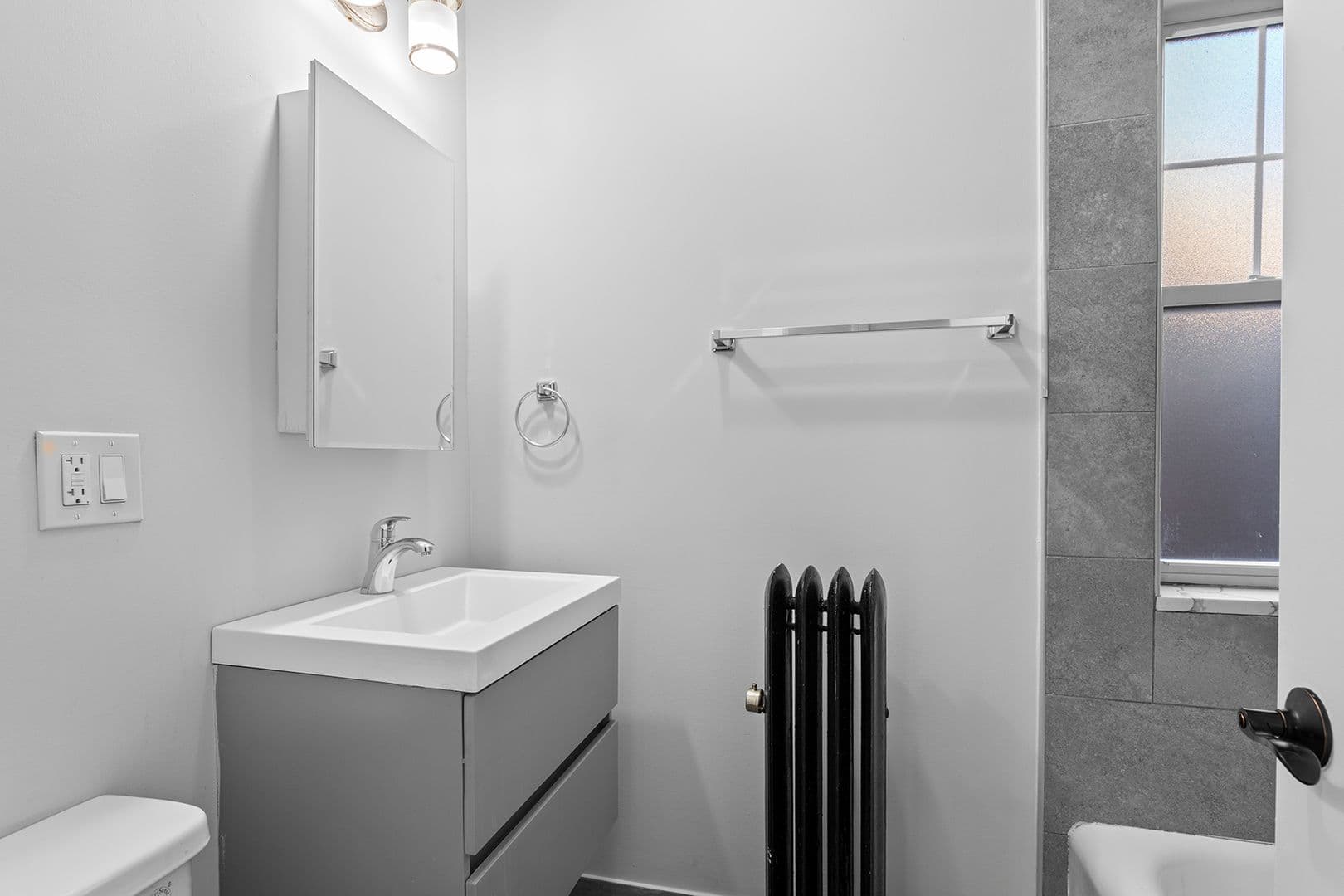 Chicago Apartment: 1902-1908 W Morse Ave