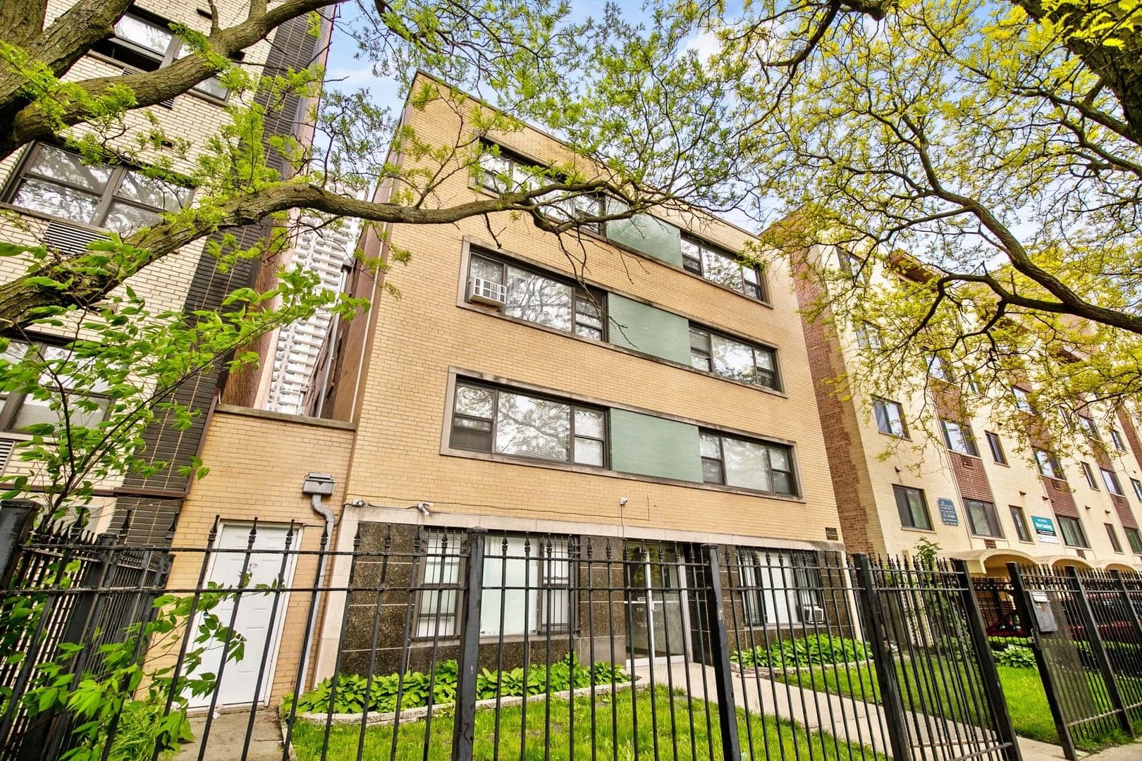 Chicago Apartment: 6007 N Kenmore