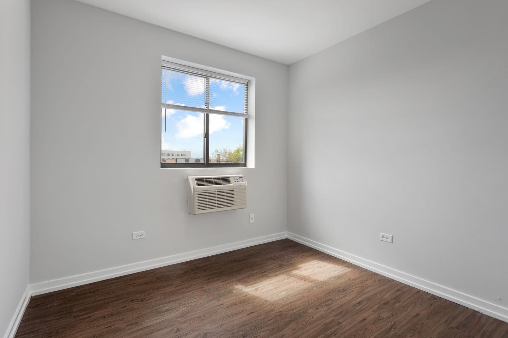 Chicago Apartment: 6134 N Kenmore