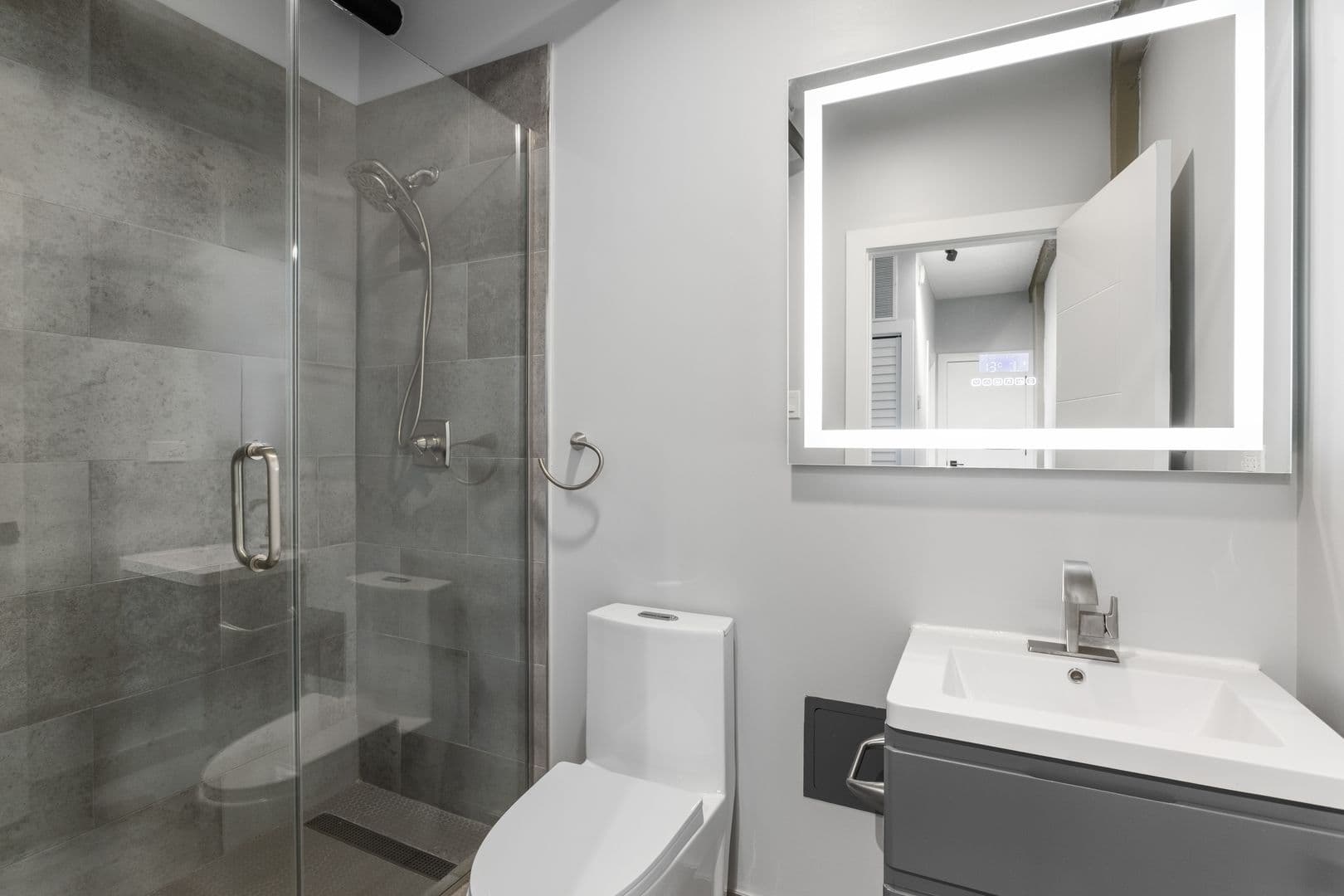 Chicago Apartment: 7645 N Sheridan Rd