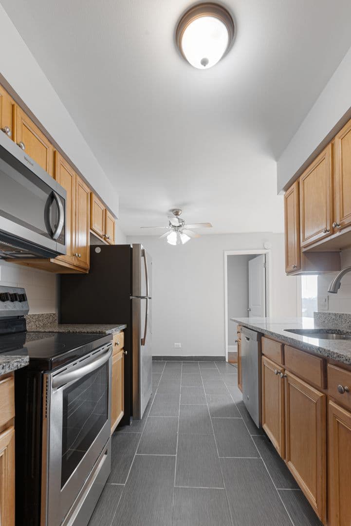 Chicago Apartment: 7545 N Winchester Avenue
