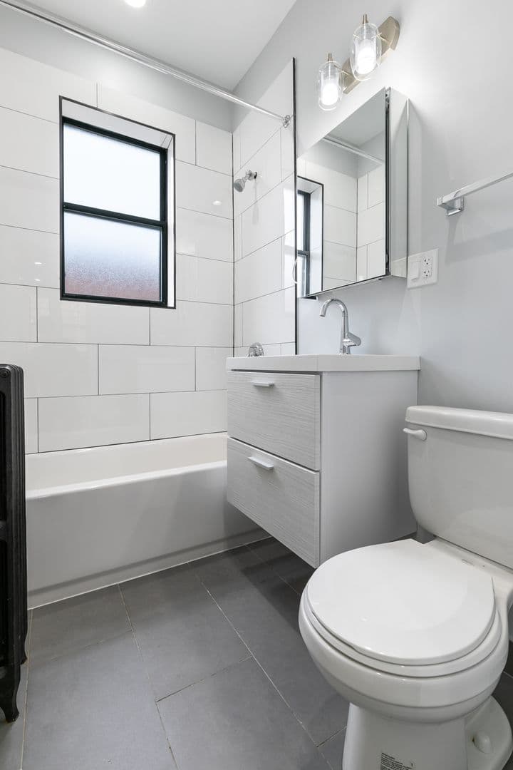 Chicago Apartment: 7618 - 26 N.Eastlake Terrace
