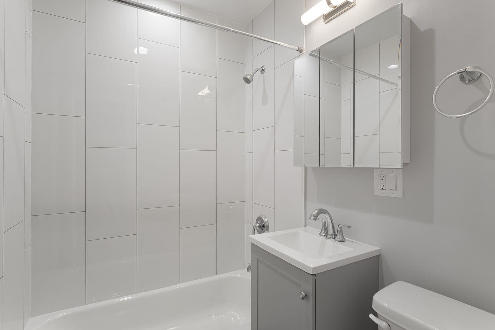 Chicago Apartment: 7070 N Sheridan Rd