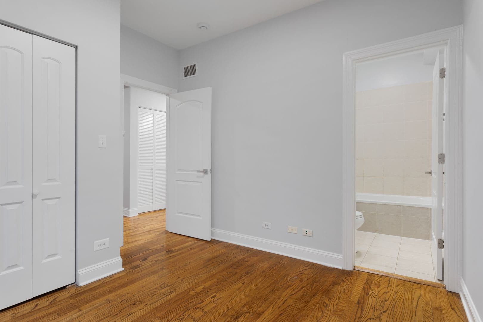 Chicago Apartment: 7320-30 N Damen Ave