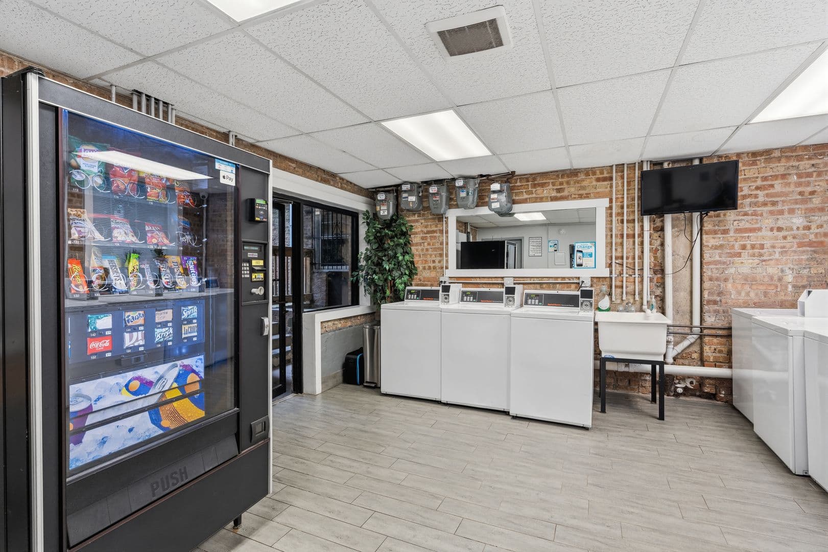 Chicago Apartment: 6100-6118 N Winthrop Ave