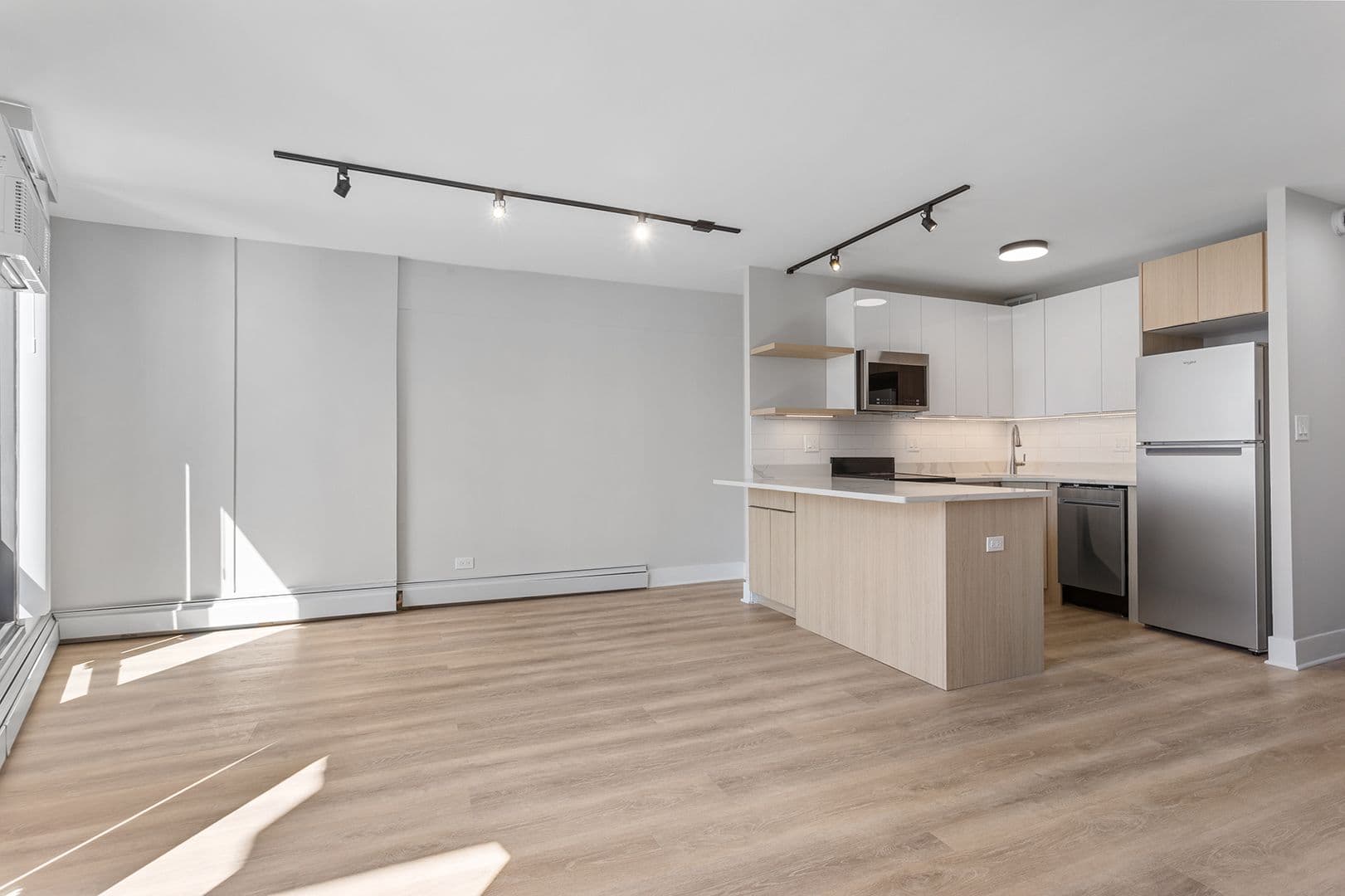 Chicago Apartment: 6166 N Sheridan Rd