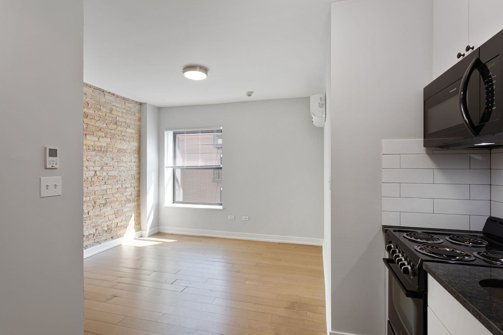 Chicago Apartment: 6019 N Winthrop Avenue