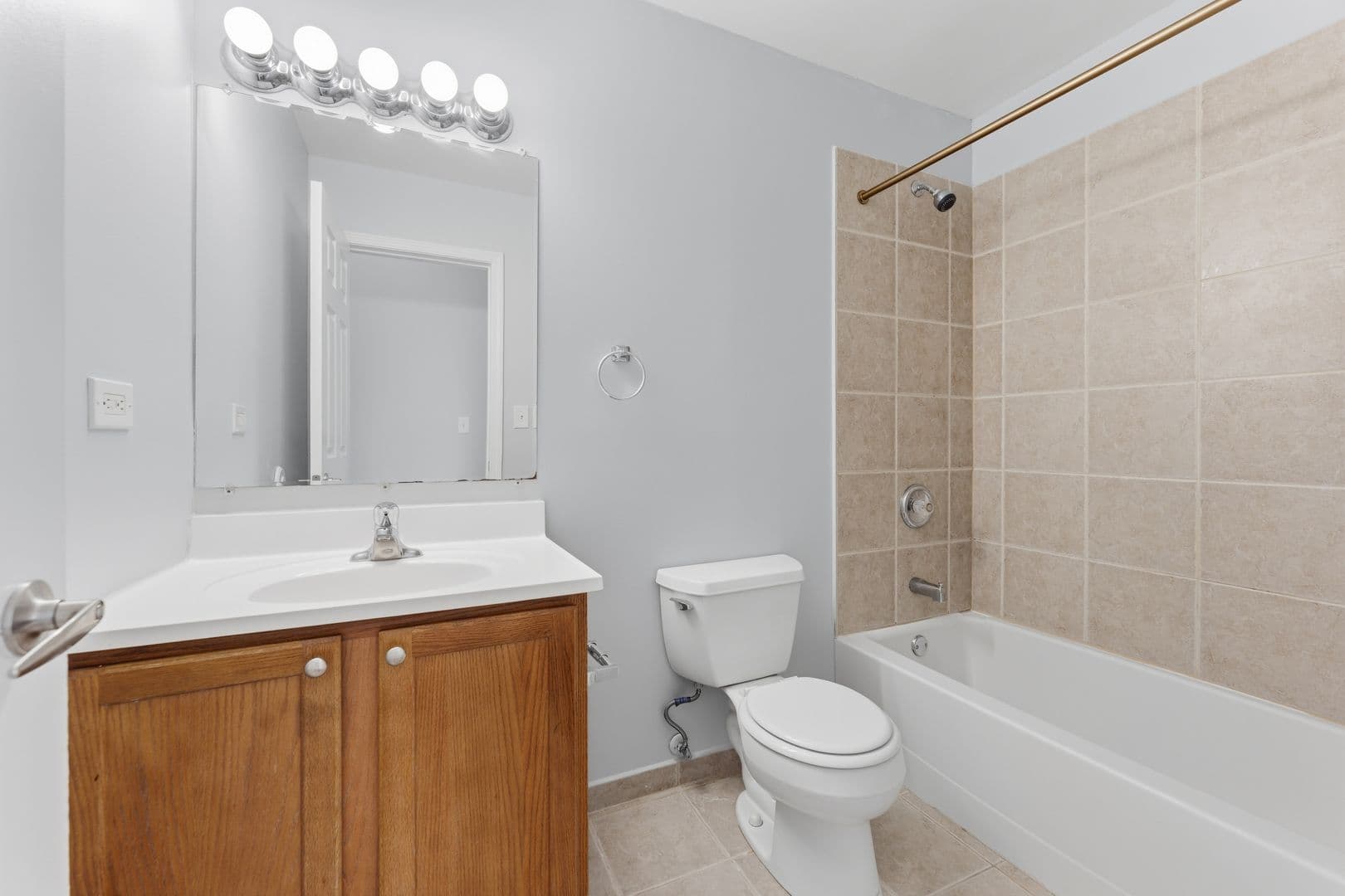 Chicago Apartment: 2451 W Howard Street