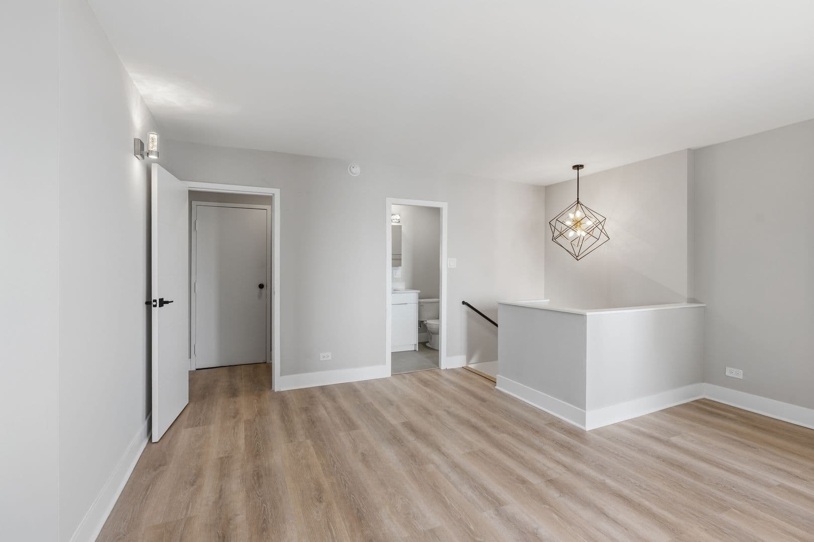 Chicago Apartment: 6166 N Sheridan Rd