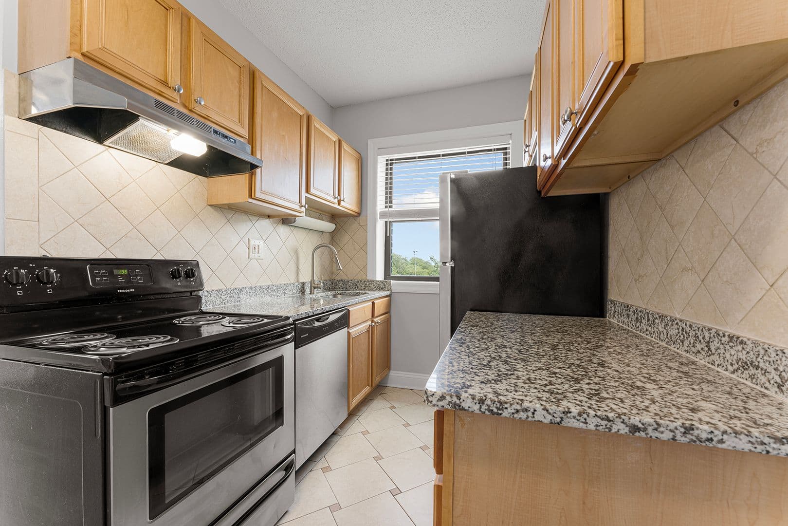 Chicago Apartment: 4520 N Clarendon Ave