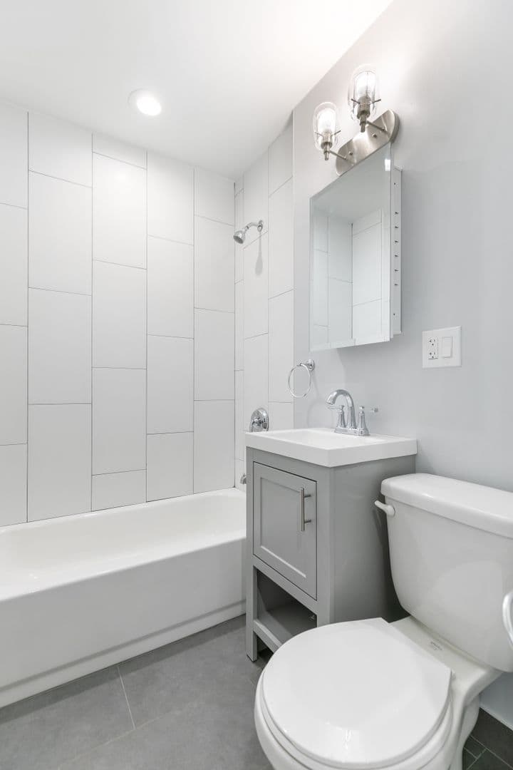 Chicago Apartment: 7070 N Sheridan Rd