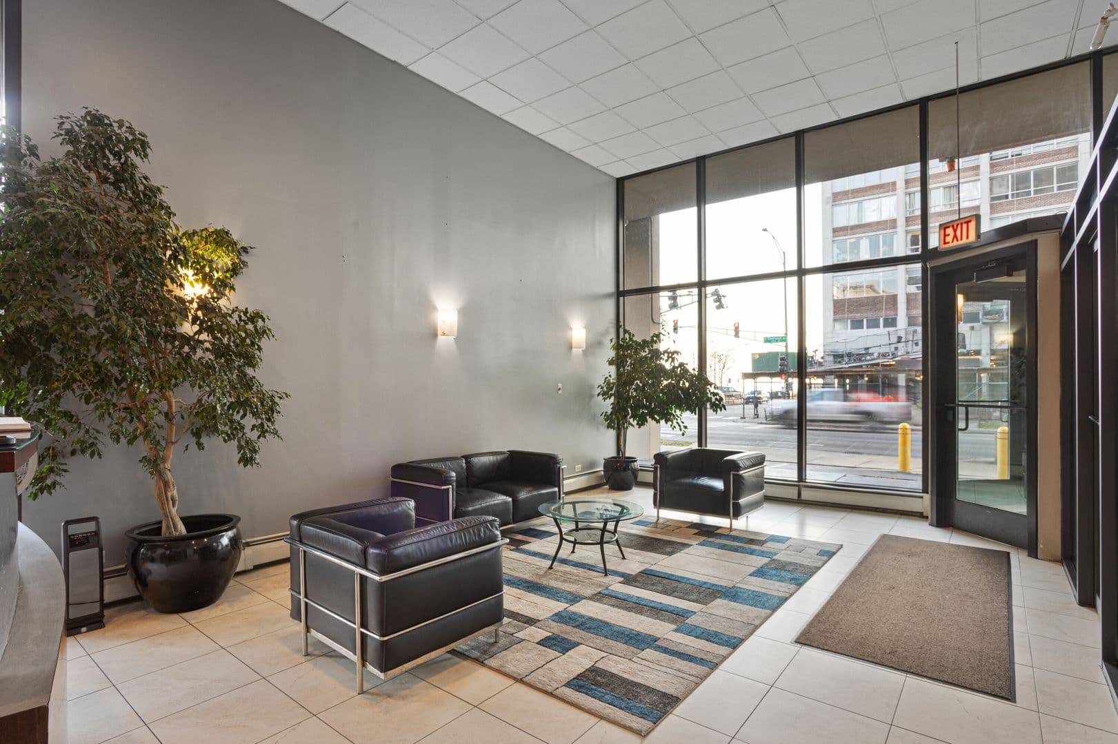 Chicago Apartment: 6166 N Sheridan Rd