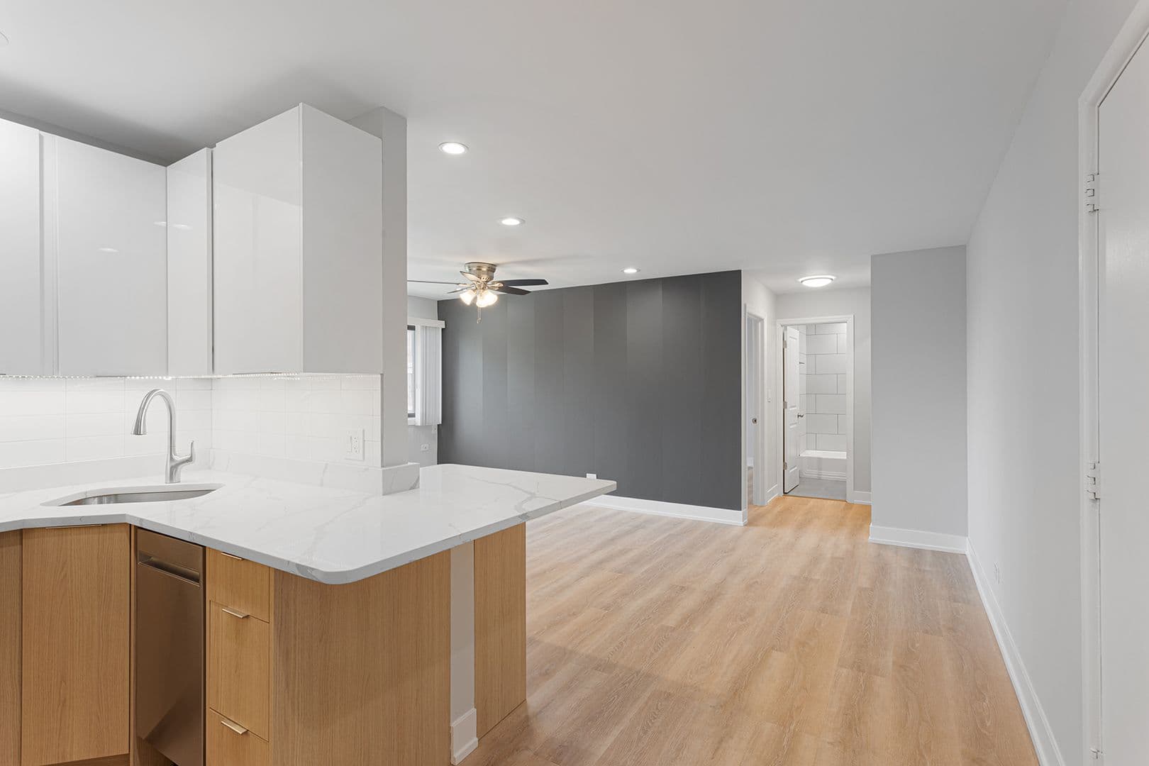 Chicago Apartment: 6021 N Winthrop Ave