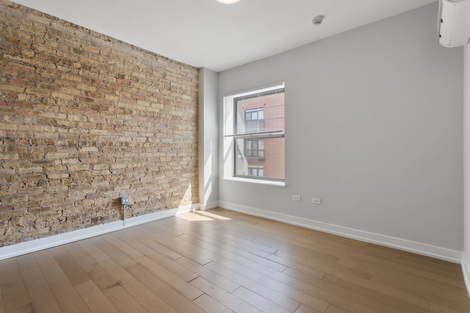 Chicago Apartment: 6019 N Winthrop Avenue