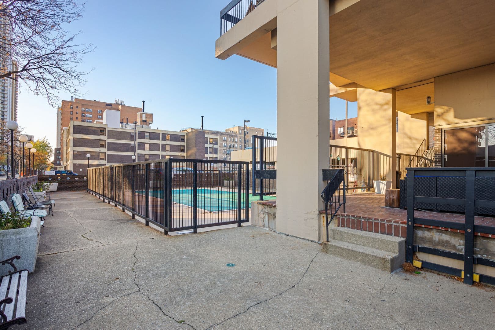 Chicago Apartment: 6166 N Sheridan Rd