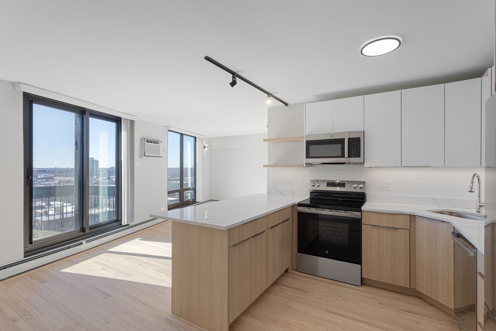 Chicago Apartment: 6166 N Sheridan Rd