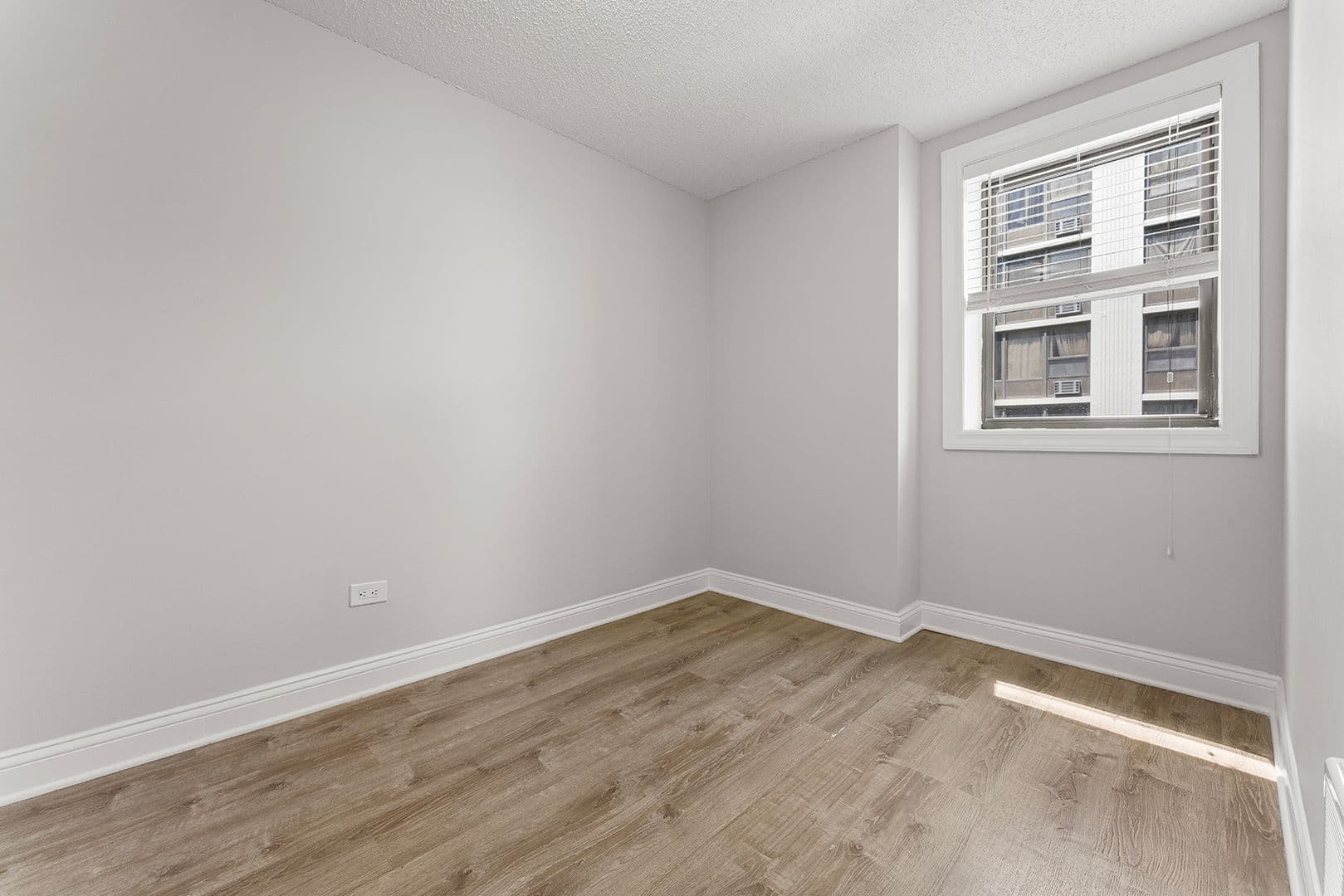Chicago Apartment: 4520 N Clarendon Ave