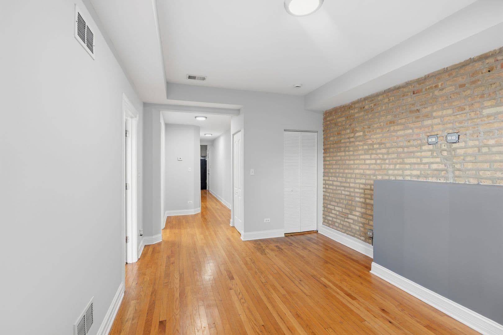 Chicago Apartment: 7320-30 N Damen Ave
