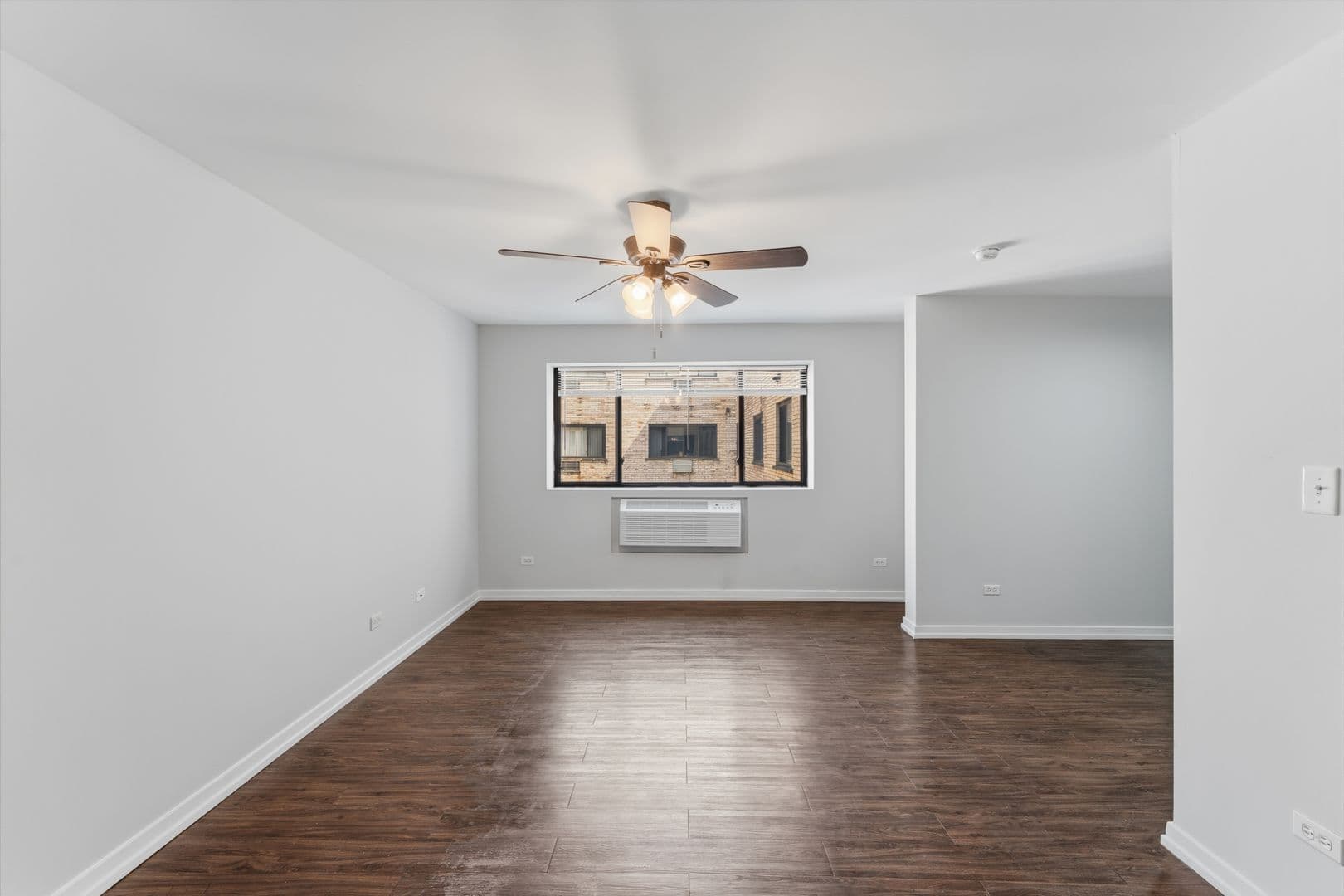 Chicago Apartment: 5411 N Winthrop Avenue