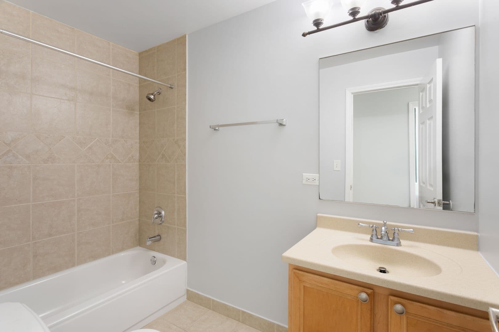 Chicago Apartment: 2451 W Howard Street
