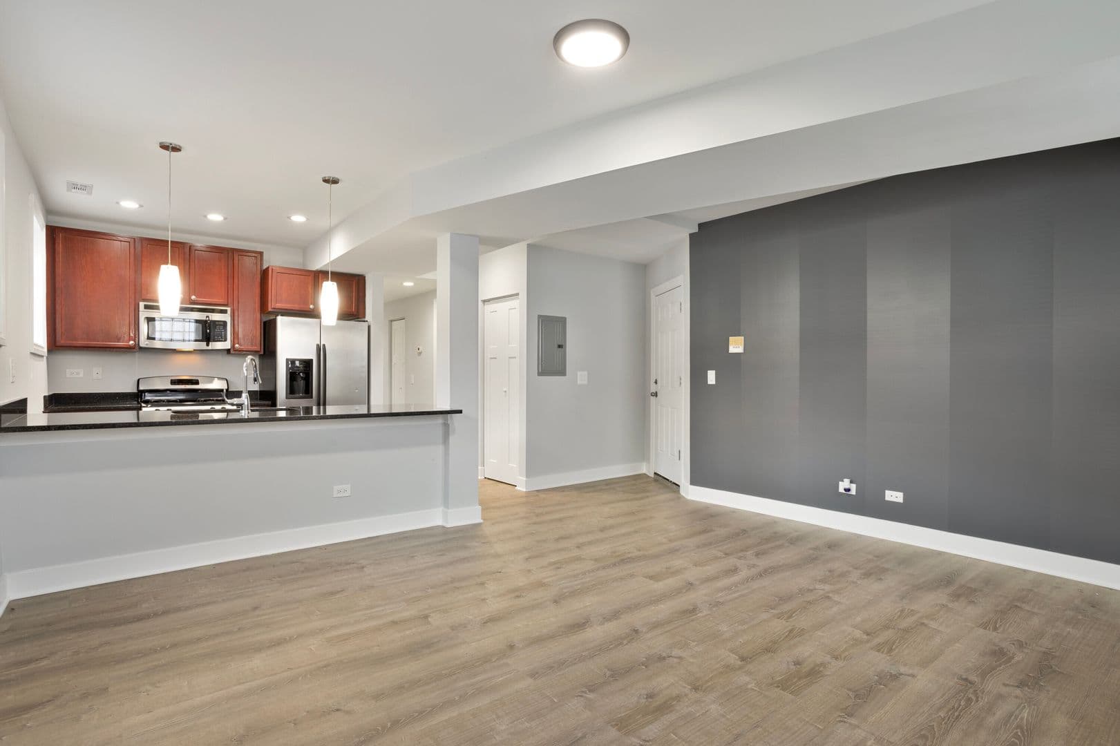 Chicago Apartment: 7357-67 N Ashland Ave