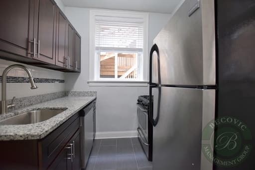 Chicago Apartment: 6100-6118 N Winthrop Ave