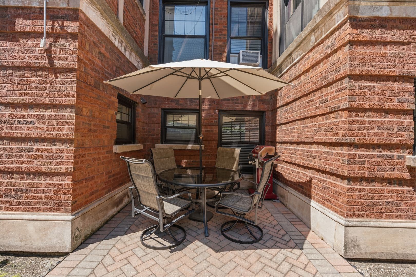 Chicago Apartment: 6100-6118 N Winthrop Ave