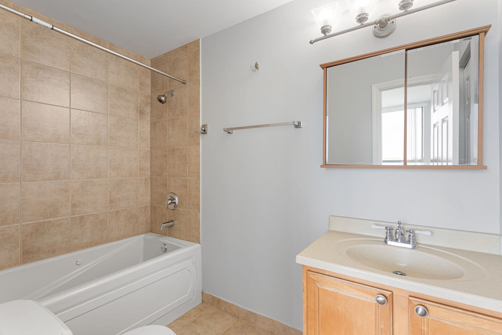 Chicago Apartment: 2451 W Howard Street